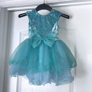 Kids dance costume w/bow hairpiece (new)-S (4/6)